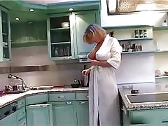 Busty fleksibelt i en åpen kappe.