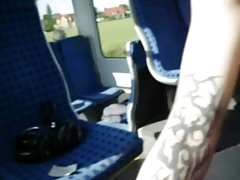 Offentlig sex cumshot blowjob i en tog gal