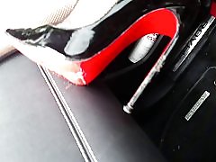 Slikke meg hæler ren! ludder i bilen leatheramp; louboutin hæler